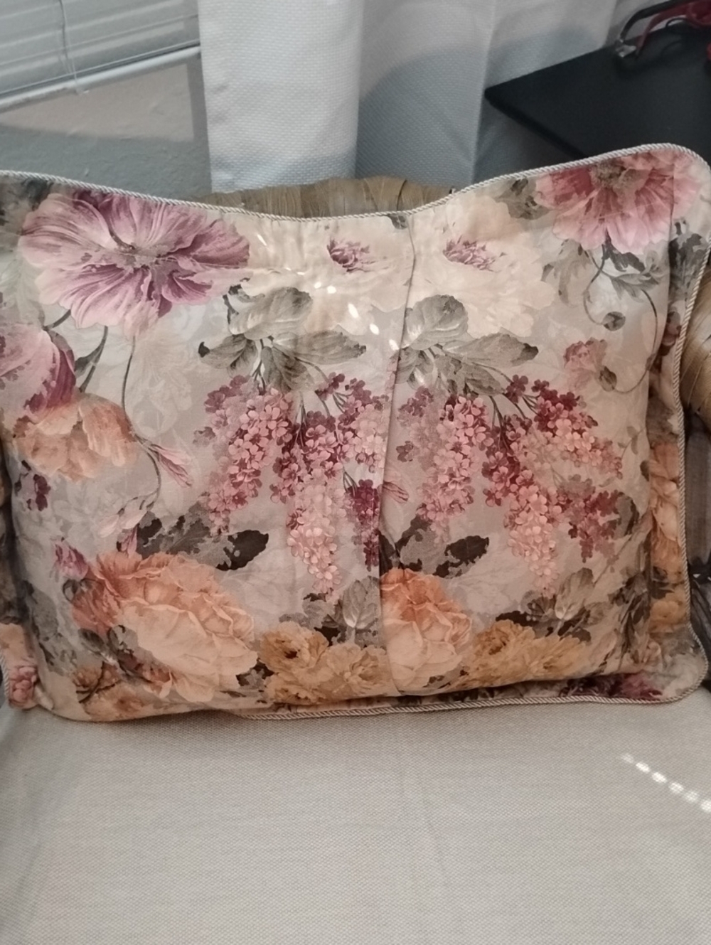 Beautiful Vintage Floral Standard Sham- Rose Pattern. Home - Picture 6 of 6